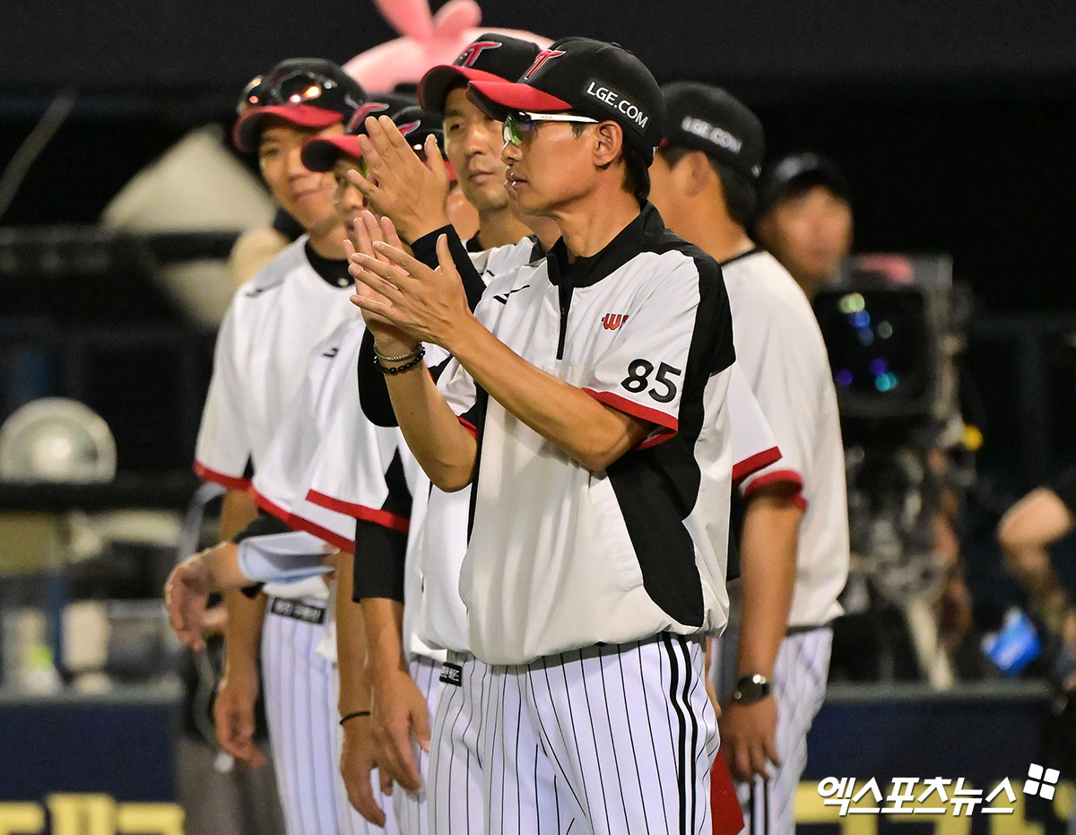지난 20일 오후 서울 송파구 잠실야구장에서 열린 '2025 신한 SOL Bank KBO리그' 롯데 자이언츠와 LG 트윈스의 경기, LG가 롯데에 3:2로 승리하며 위닝시리즈를 달성했다. 이날 경기에서 승리한 LG 염경엽 감독이 선수단에게 박수를 보내고 있다. 엑스포츠뉴스 DB