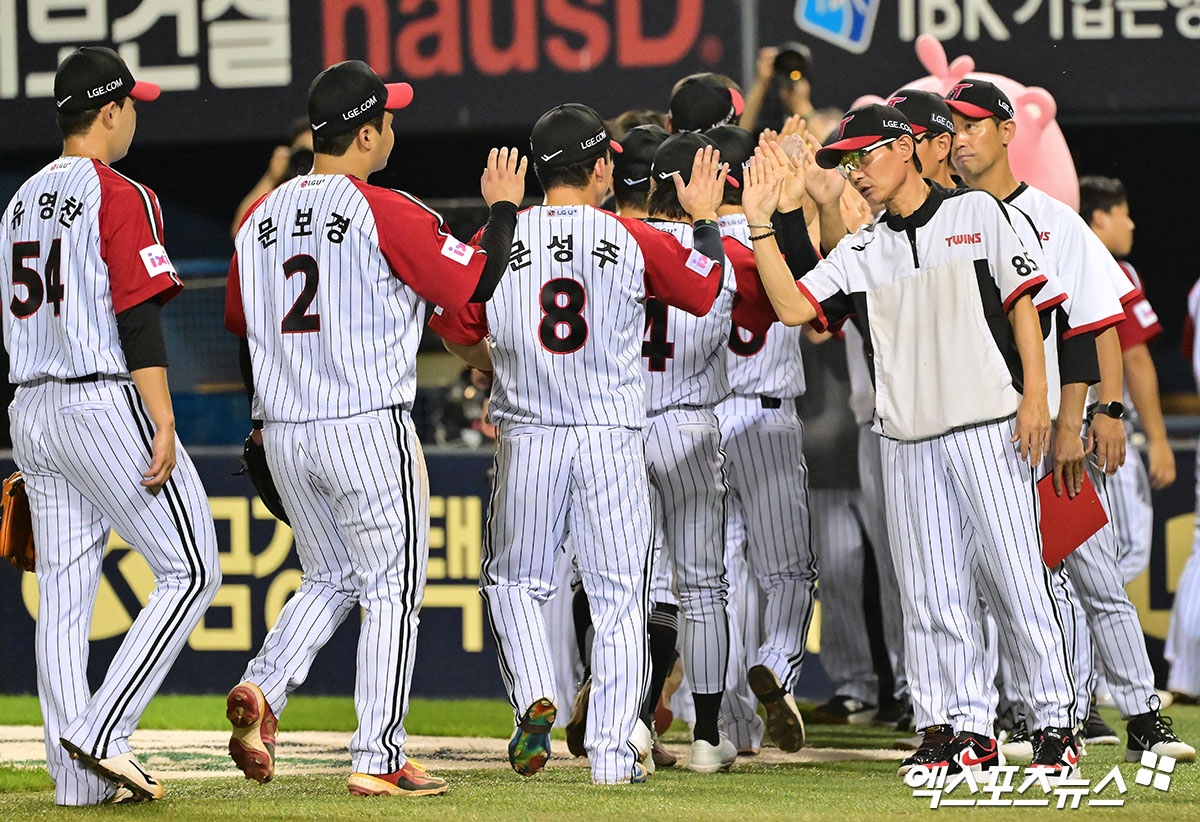 지난 20일 오후 서울 송파구 잠실야구장에서 열린 '2025 신한 SOL Bank KBO리그' 롯데 자이언츠와 LG 트윈스의 경기, LG가 롯데에 3:2로 승리하며 위닝시리즈를 달성했다. 이날 경기에서 승리한 LG 염경엽 감독이 선수들과 하이파이브를 하고 있다. 엑스포츠뉴스 DB