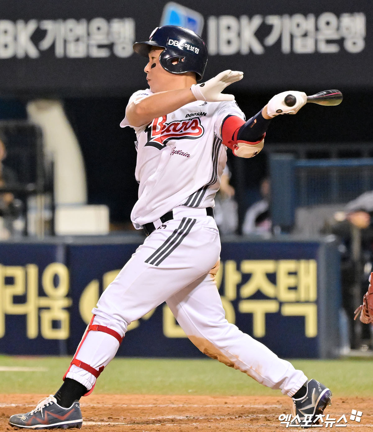 25일 오후 서울 송파구 잠실야구장에서 열린 '2025 신한 SOL Bank KBO리그' LG 트윈스와 두산 베어스의 경기, 4회말 무사 1,3루 두산 양의지가 1타점 적시타를 날리고 있다. 엑스포츠뉴스 잠실, 김한준 기자