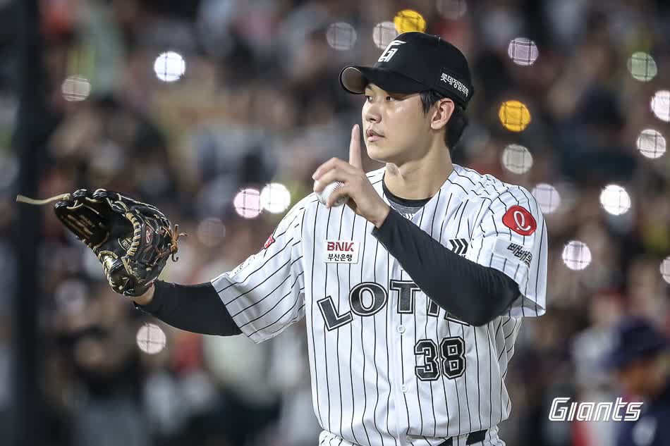 롯데 자이언츠 좌완 파이어볼러 홍민기가 25일 부산 사직야구장에서 열린 2025 신한 SOL Bank KBO리그 KIA 타이거즈와의 팀 간 10차전에서 1.2이닝 무실점 홀드를 기록, 팀 3연승을 견인했다. 사진 롯데 자이언츠