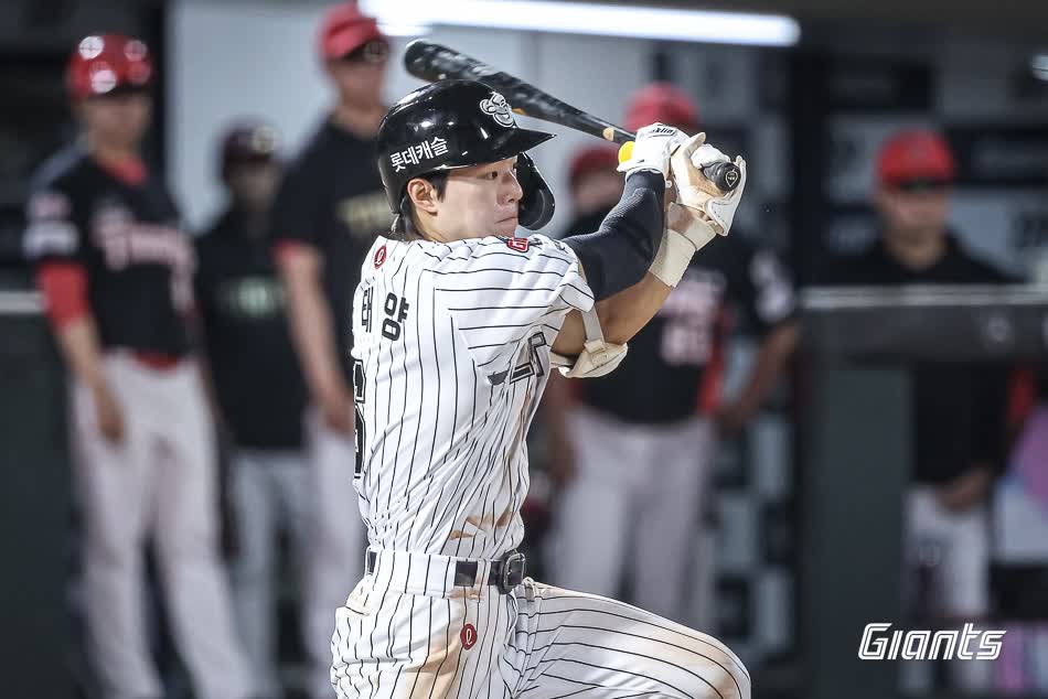 롯데 자이언츠 내야수 한태양이 25일 부산 사직야구장에서 열린 2025 신한 SOL Bank KBO리그 KIA 타이거즈와의 팀 간 10차전에서 4타수 3안타 3타점을 기록, 팀 3연승을 이끌었다. 사진 롯데 자이언츠