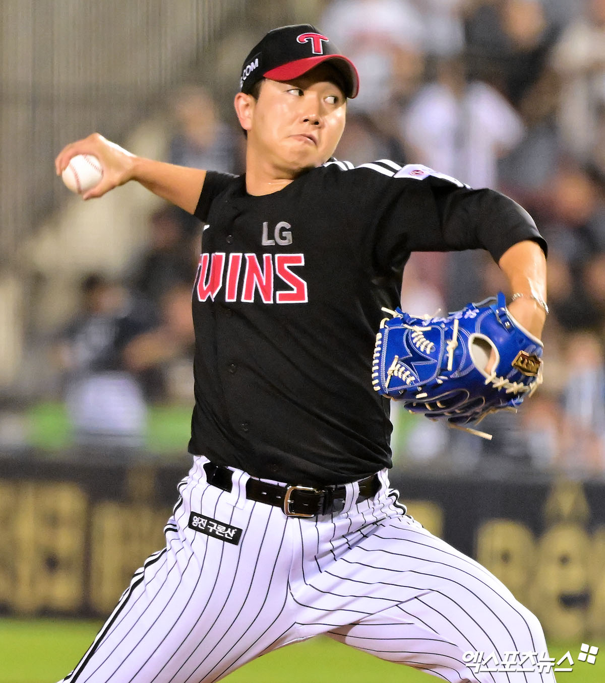 25일 오후 서울 송파구 잠실야구장에서 열린 '2025 신한 SOL Bank KBO리그' LG 트윈스와 두산 베어스의 경기, 9회말 LG 유영찬이 공을 힘차게 던지고 있다. 엑스포츠뉴스 잠실, 김한준 기자