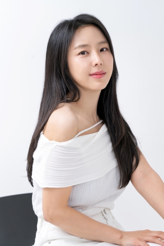 예원, 새 프로필 공개…우아하고 시크한 매력