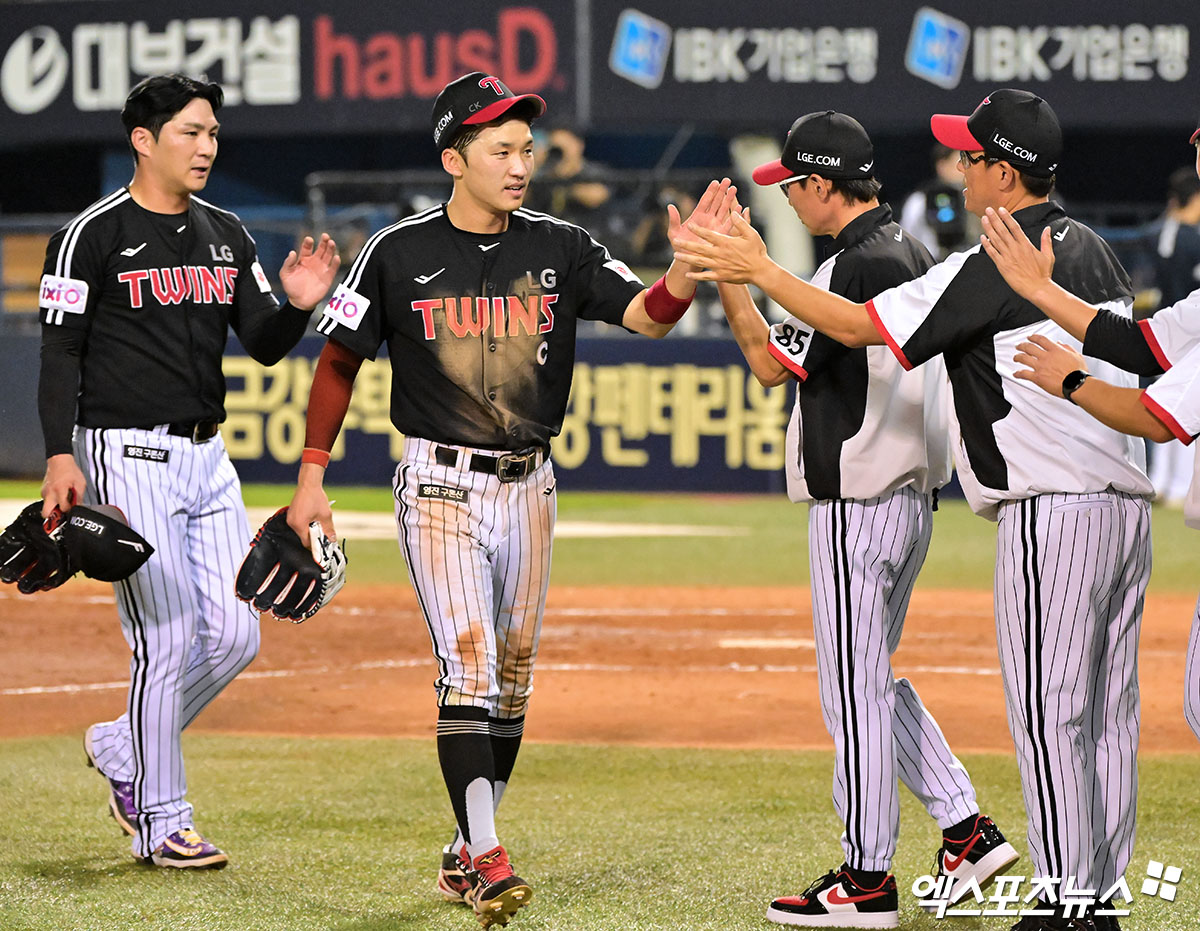  25일 오후 서울 송파구 잠실야구장에서 열린 '2025 신한 SOL Bank KBO리그' LG 트윈스와 두산 베어스의 경기, LG가 9회초 문성주의 역전 쐐기타와 구본혁의 호수비에 힘입어 두산에 6:5 역전승을 거뒀다.  이날 경기에서 승리한 LG 염경엽 감독이 선수들과 하이파이브를 하고 있다. 엑스포츠뉴스 잠실, 김한준 기자
