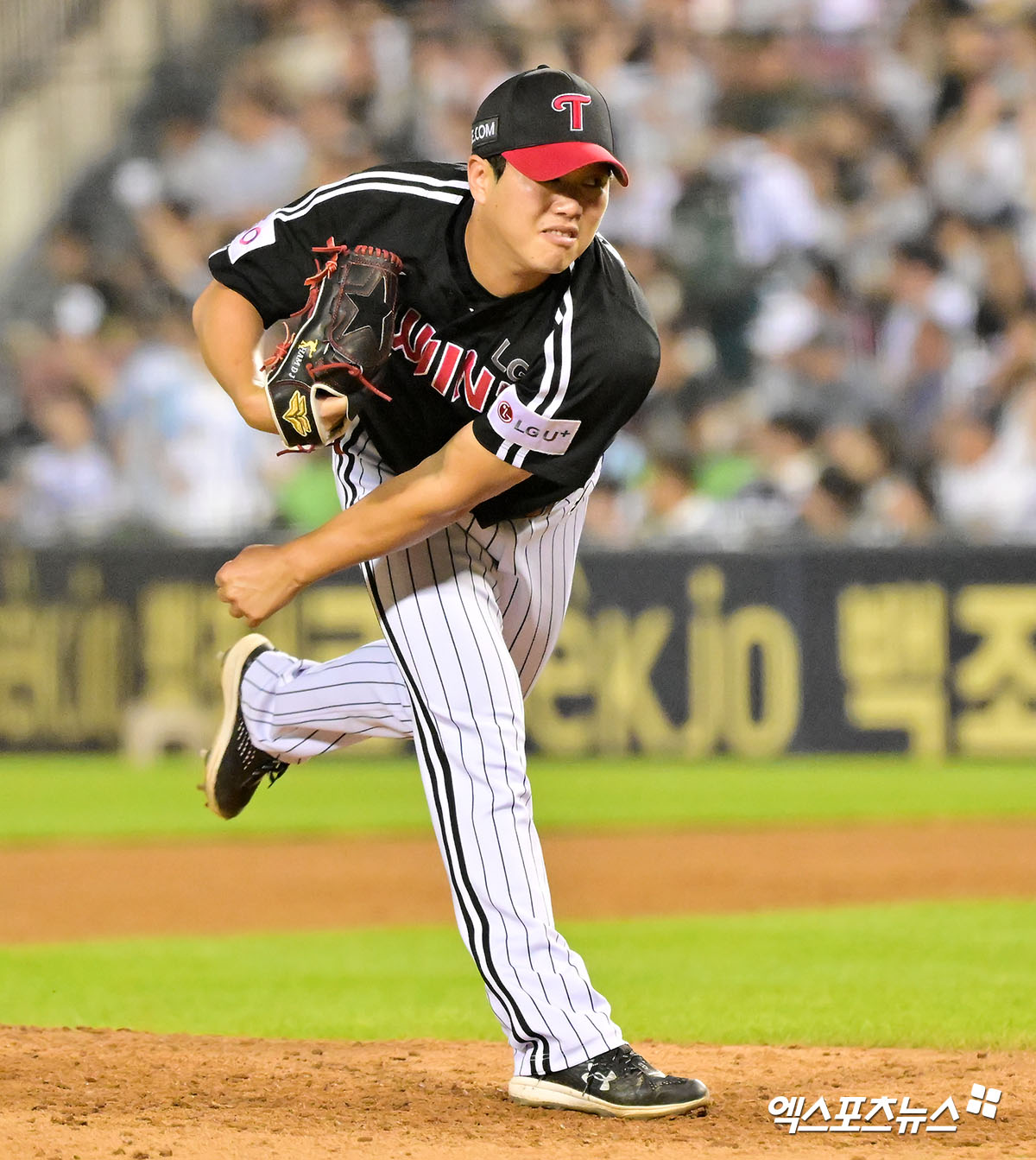 25일 오후 서울 송파구 잠실야구장에서 열린 '2025 신한 SOL Bank KBO리그' LG 트윈스와 두산 베어스의 경기, 5회말 LG 함덕주가 공을 힘차게 던지고 있다. 엑스포츠뉴스 잠실, 김한준 기자