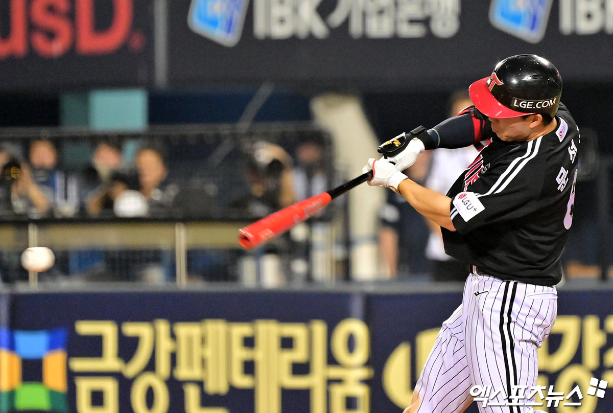 25일 오후 서울 송파구 잠실야구장에서 열린 '2025 신한 SOL Bank KBO리그' LG 트윈스와 두산 베어스의 경기, 9회초 2사 만루 LG 문성주가 2타점 적시타를 날리고 있다. 엑스포츠뉴스 잠실, 김한준 기자