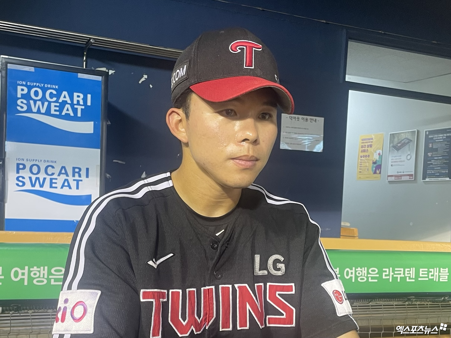 25일 결승타의 주인공 LG 트윈스 문성주가 경기 후 취재진의 인터뷰에 응하고 있다. 엑스포츠뉴스 잠실, 김유민 기자