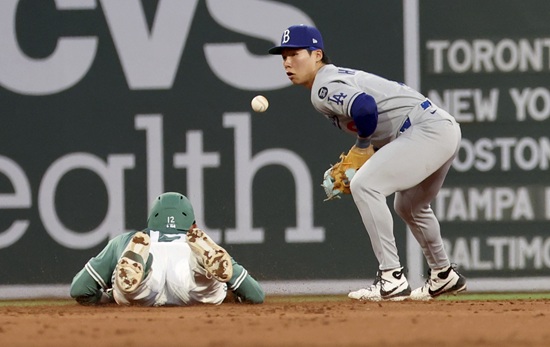 LA 다저스 유틸리티 플레이어 김혜성이 26일 보스턴 레드삭스전에서 4타수 무안타 4삼진으로 침묵했다. 김혜성은 시즌 타율 3할 붕괴 위기까지 내몰렸다. 연합뉴스