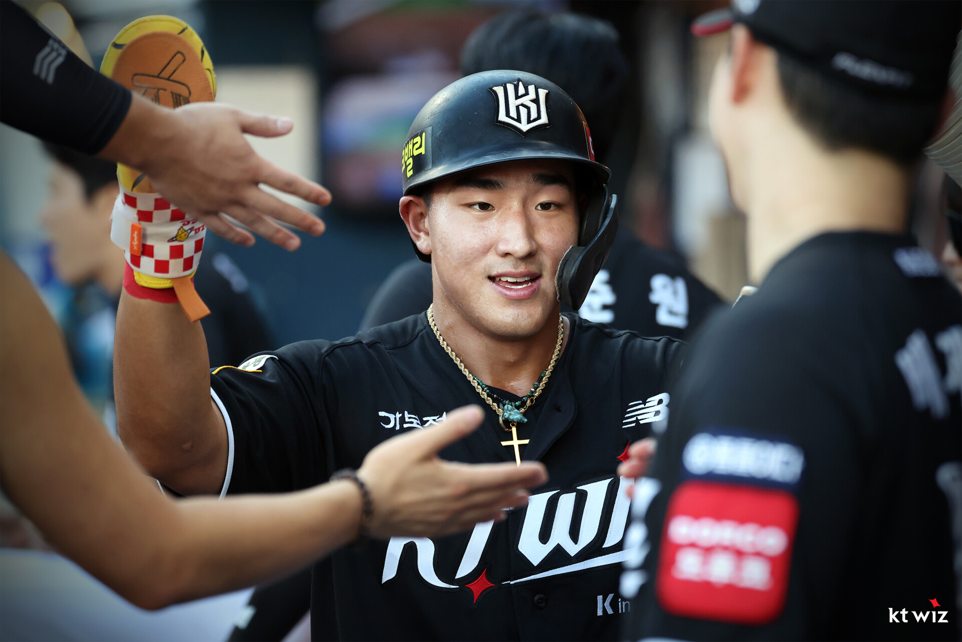 KT 위즈 안현민이 올해 정규시즌 경기에서 득점 후 동료들의 축하를 받고 있다. KT 위즈