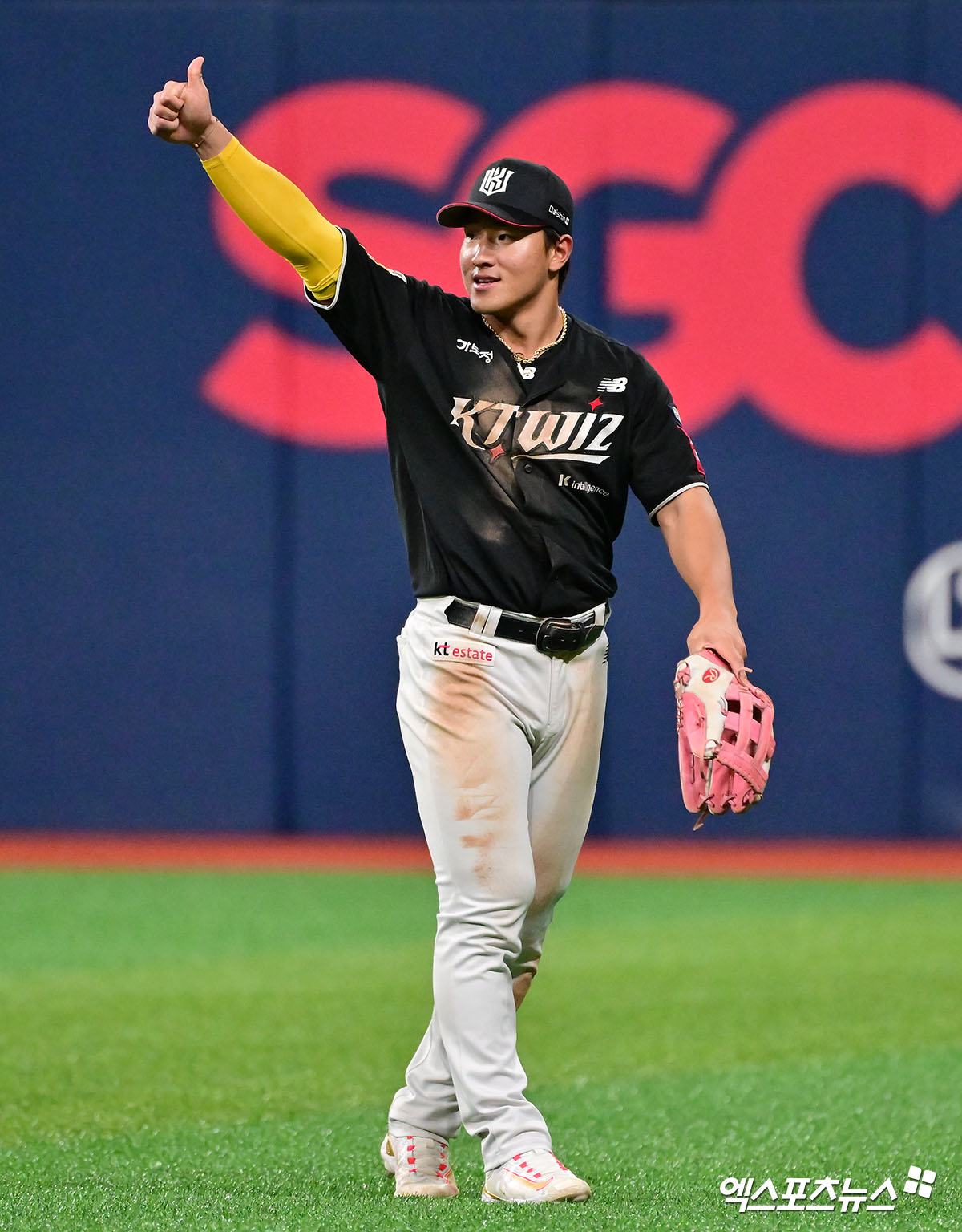 KT 위즈 안현민이 올해 정규시즌 경기에서 호수비 후 세리머니하고 있다. 엑스포츠뉴스 DB