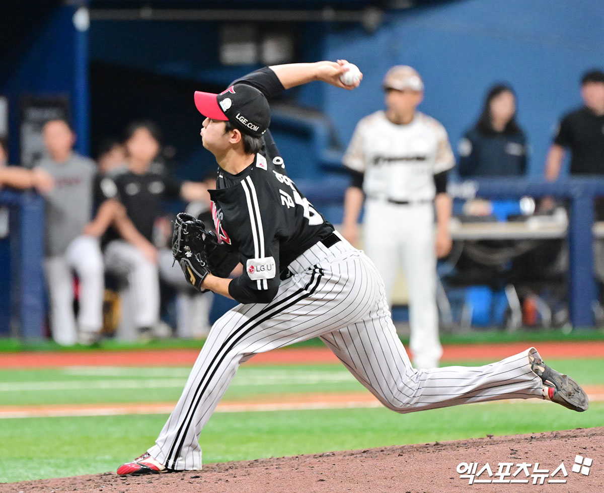 지난 6월 6일 오후 서울 구로구 고척스카이돔에서 열린 '2025 신한 SOL Bank KBO리그' LG 트윈스와 키움 히어로즈의 경기, 9회말 LG 김영우가 공을 힘차게 던지고 있다. 엑스포츠뉴스 DB