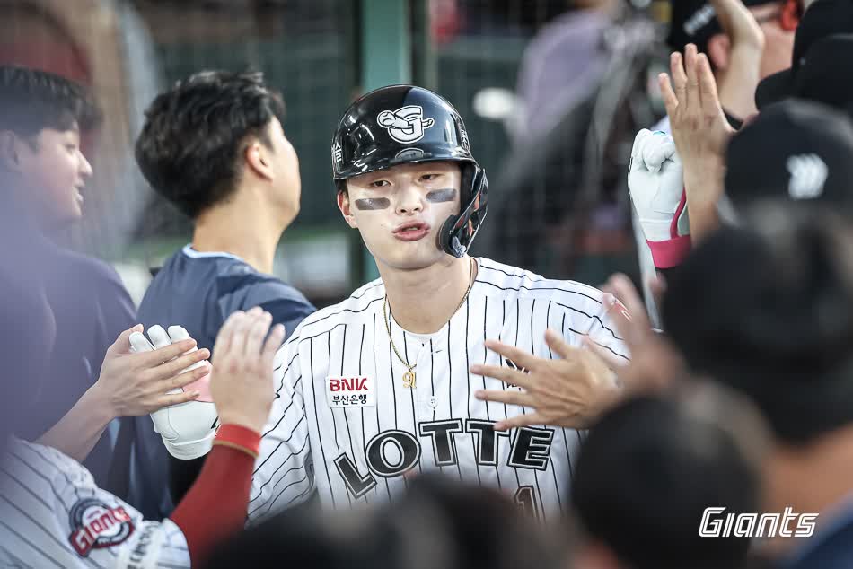 롯데 자이언츠 외야수 윤동희가 지난 25일 부산 사직야구장에서 열린 2025 신한 SOL Bank KBO리그 KIA 타이거즈와의 팀 간 10차전에서 3타수 2안타 1홈런을 기록, 팀 3연승을 이끌었다. 사진 롯데 자이언츠