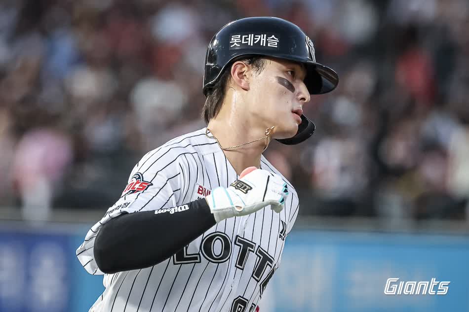 롯데 자이언츠 외야수 윤동희가 지난 25일 부산 사직야구장에서 열린 2025 신한 SOL Bank KBO리그 KIA 타이거즈와의 팀 간 10차전에서 3타수 2안타 1홈런을 기록, 팀 3연승을 이끌었다. 사진 롯데 자이언츠