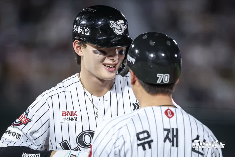 롯데 자이언츠 외야수 윤동희가 지난 25일 부산 사직야구장에서 열린 2025 신한 SOL Bank KBO리그 KIA 타이거즈와의 팀 간 10차전에서 3타수 2안타 1홈런을 기록, 팀 3연승을 이끌었다. 사진 롯데 자이언츠