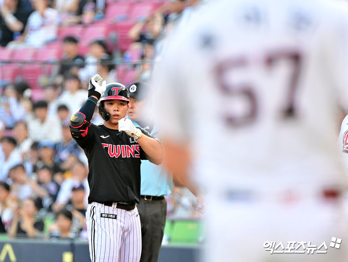 25일 오후 서울 송파구 잠실야구장에서 열린 '2025 신한 SOL Bank KBO리그' LG 트윈스와 두산 베어스의 경기, 1회초 무사 1루 LG 문성주가 중전안타를 날리고 있다. 엑스포츠뉴스 잠실, 김한준 기자