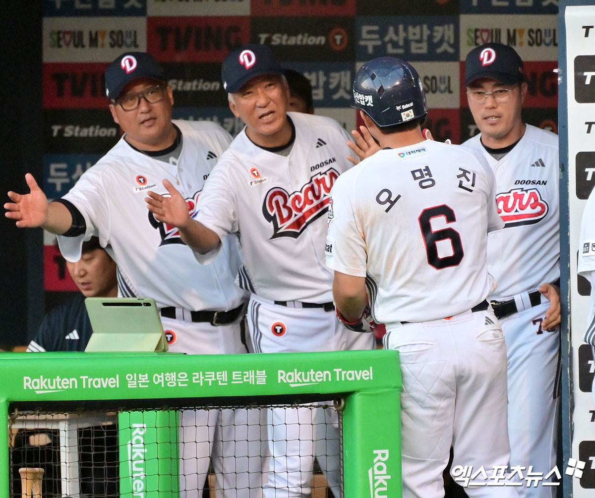 25일 오후 서울 송파구 잠실야구장에서 열린 '2025 신한 SOL Bank KBO리그' LG 트윈스와 두산 베어스의 경기, 1회말 무사 2,3루 두산 오명진이 양의지의 1타점 희생플라이때 득점에 성공하고 있다. 엑스포츠뉴스 잠실, 김한준 기자