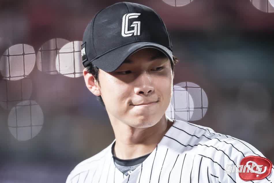 롯데 자이언츠 좌완 파이어볼러 홍민기가 지난 25일 KIA 타이거즈와의 사직 홈 경기에서 1.2이닝 무실점으로 홀드를 기록했다. 사진 롯데 자이언츠