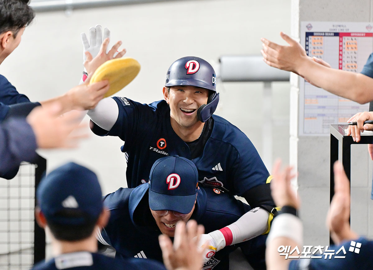 지난 5월 15일 오후 대전 한화생명 볼파크에서 열린 '2025 신한 SOL Bank KBO리그' 두산 베어스와 한화 이글스의 경기, 6회초 두산 강승호가 조성환 코치 등에 업혀 기뻐하고 있다. 엑스포츠뉴스 DB