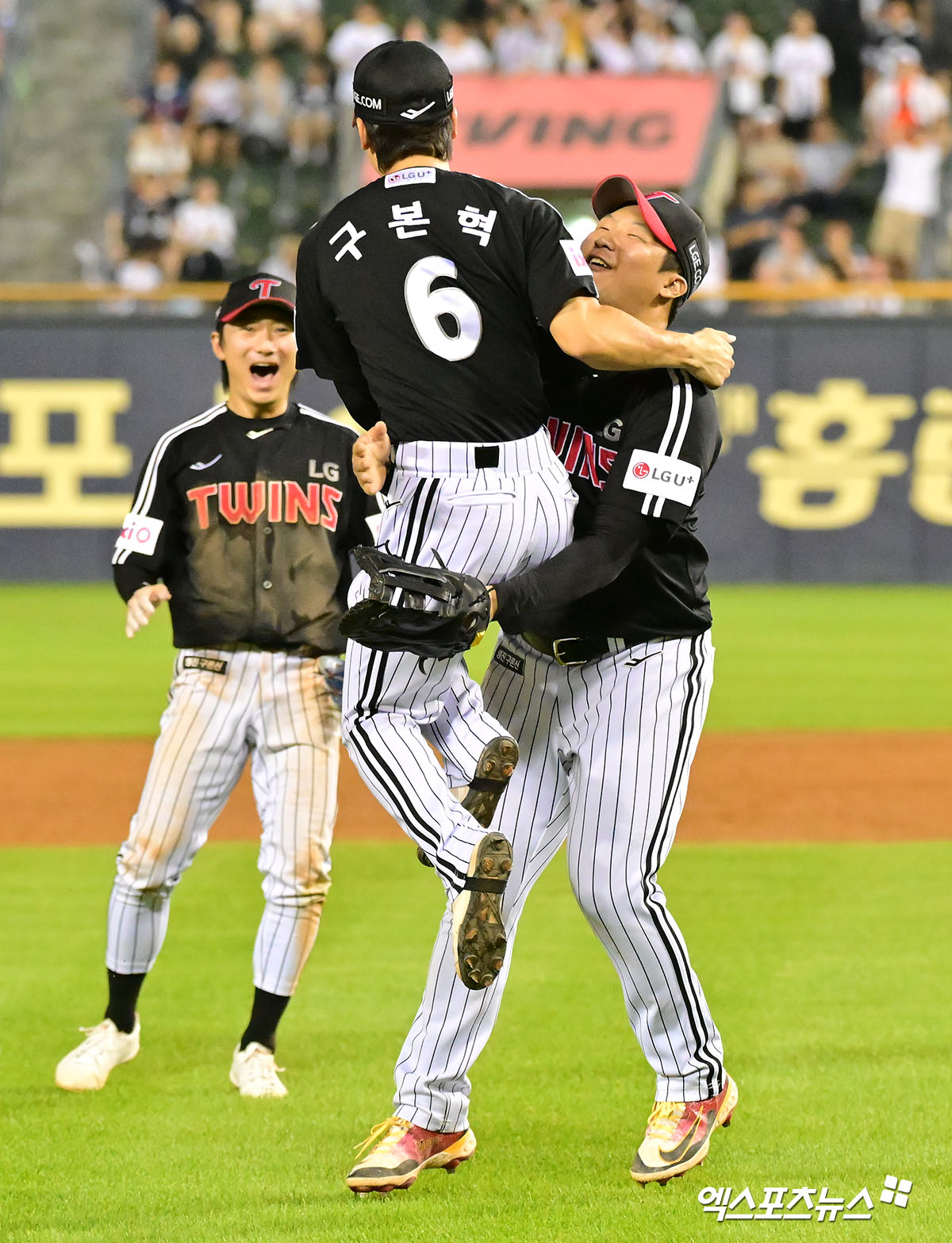 25일 오후 서울 송파구 잠실야구장에서 열린 '2025 신한 SOL Bank KBO리그' LG 트윈스와 두산 베어스의 경기, LG가 9회초 문성주의 역전 쐐기타와 구본혁의 호수비에 힘입어 두산에 6:5 역전승을 거뒀다.  이날 경기에서 승리한 LG 선수들이 기뻐하고 있다. 엑스포츠뉴스 잠실, 김한준 기자