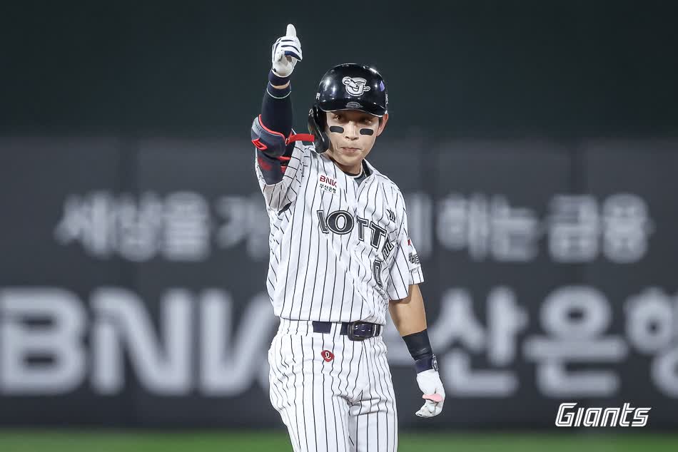 롯데 자이언츠 외야수 황성빈이 26일 부산 사직야구장에서 열리는 2025 신한 SOL Bank KBO리그 KIA 타이거즈와의 팀 간 11차전에 1번타자 겸 중견수로 선발 출전한다. 사진 롯데 자이언츠