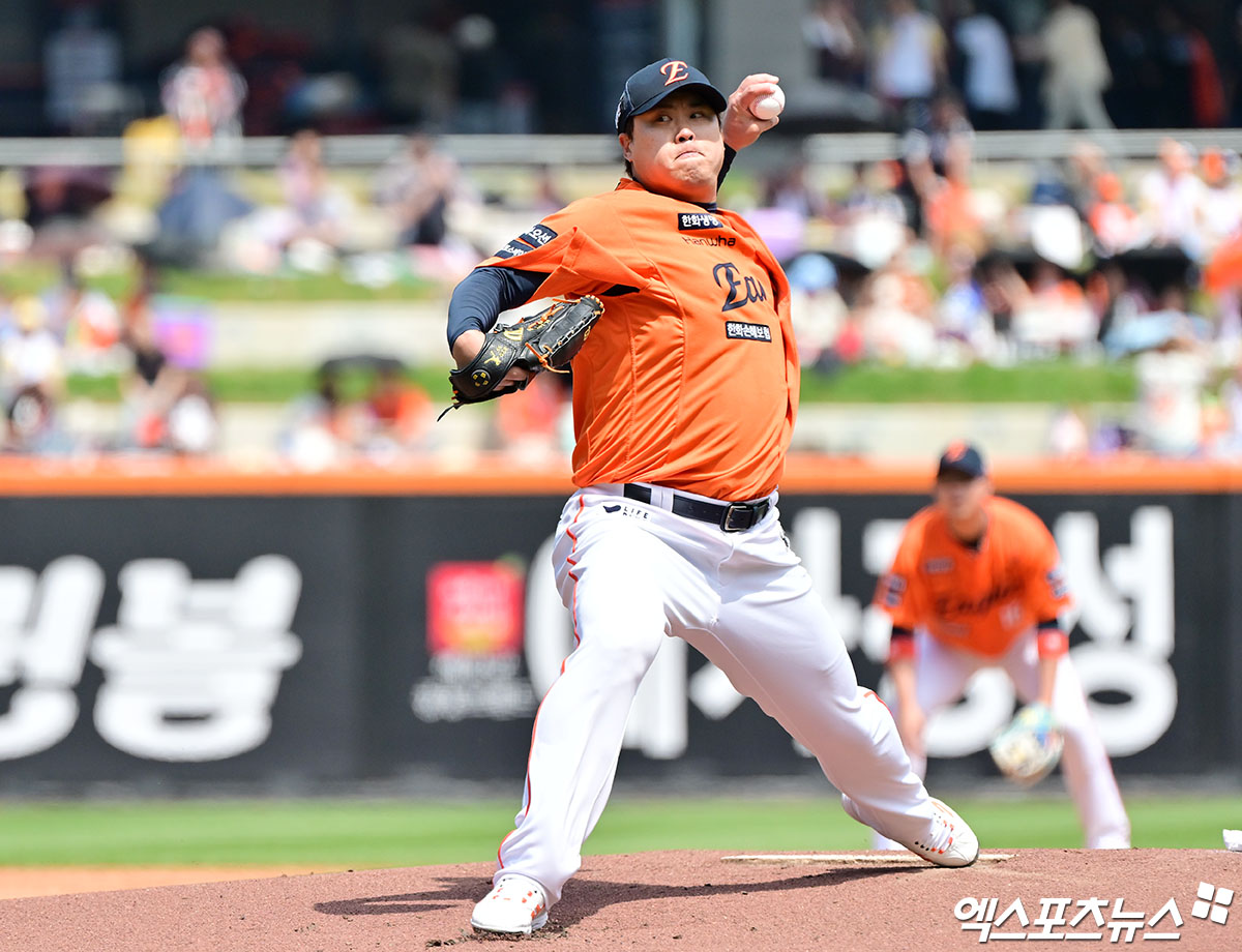 한화 이글스 투수 류현진이 26일 대전 한화생명 볼파크에서 열린 2025 신한 SOL Bank KBO리그 SSG 랜더스와의 홈경기에서 1이닝 4피안타 2볼넷 5실점 난조를 보이고 조기강판됐다. 2006년 KBO리그 데뷔 이후 선발 등판한 경기 중 개인 최소 이닝 기록이다. 엑스포츠뉴스DB