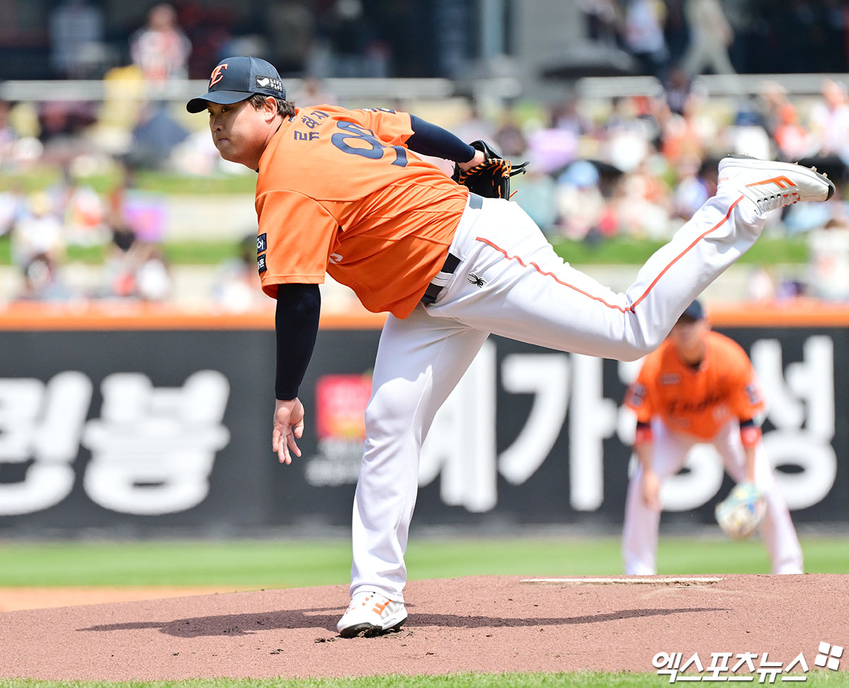 한화 이글스 투수 류현진이 26일 대전 한화생명 볼파크에서 열린 2025 신한 SOL Bank KBO리그 SSG 랜더스와의 홈경기에서 1이닝 4피안타 2볼넷 5실점 난조를 보이고 조기강판됐다. 2006년 KBO리그 데뷔 이후 선발 등판한 경기 중 개인 최소 이닝 기록이다. 엑스포츠뉴스DB