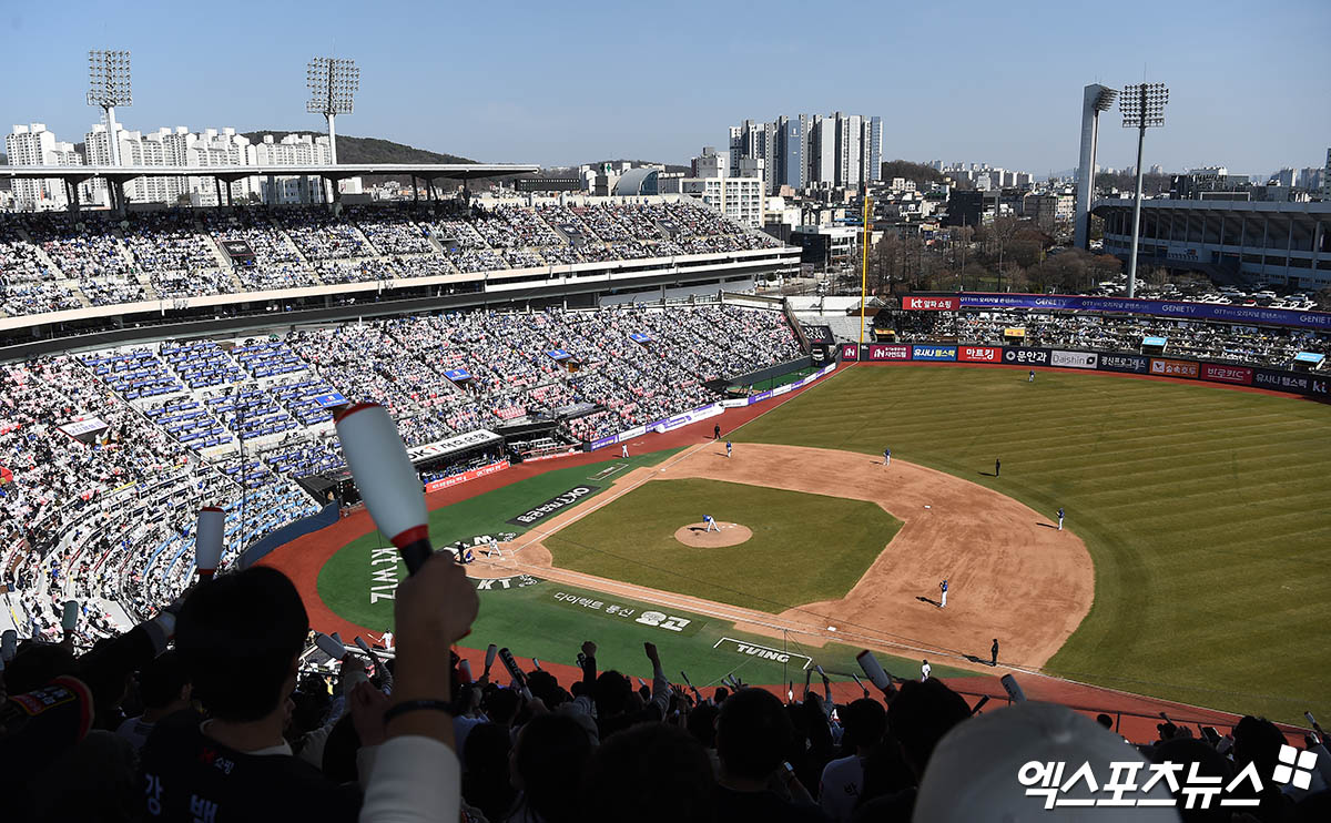 KT 위즈의 홈구장인 수원 KT위즈파크의 전경. KT는 26일 수원 삼성 라이온즈전에서 매진을 기록했다. 엑스포츠뉴스 DB