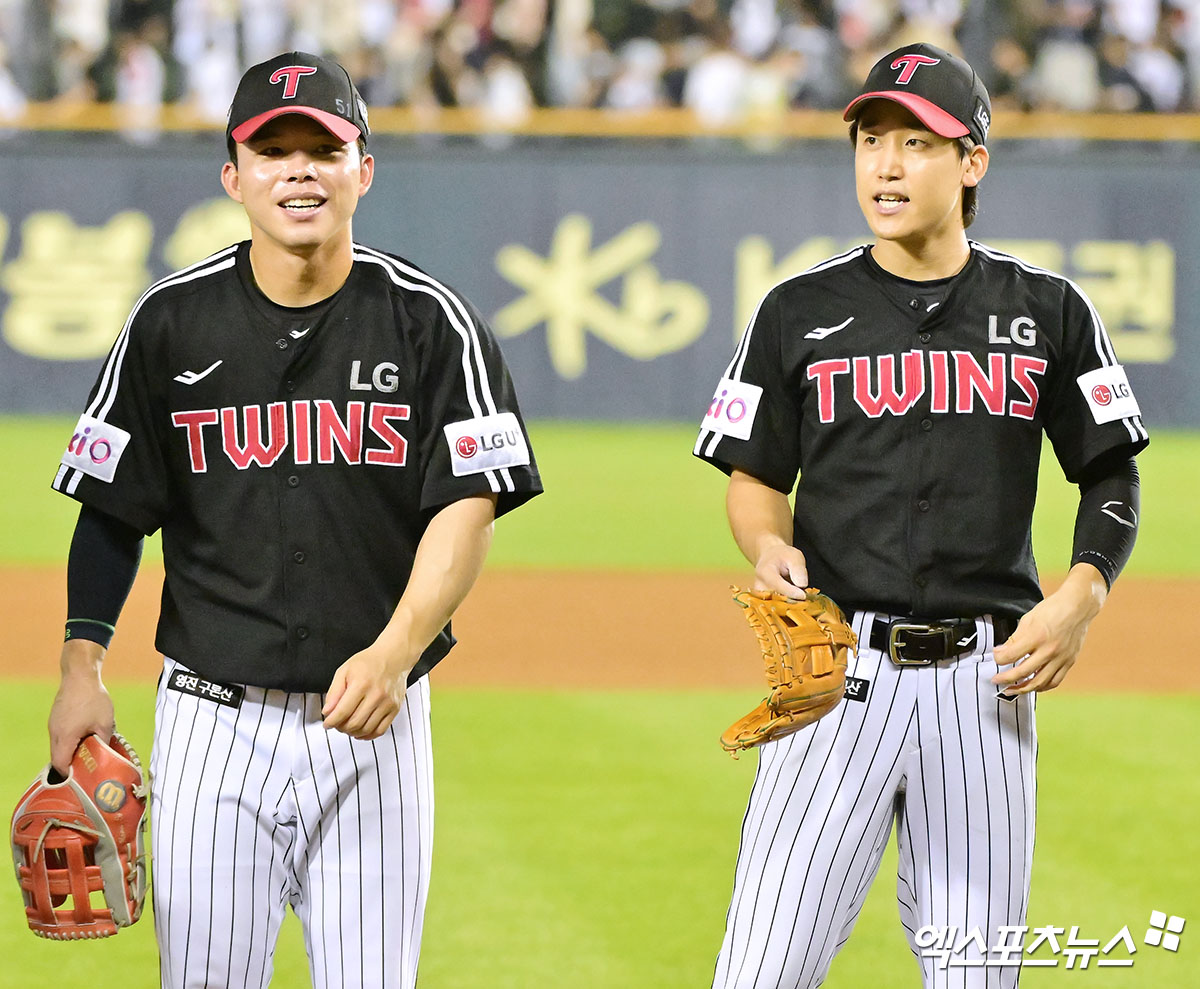 25일 오후 서울 송파구 잠실야구장에서 열린 '2025 신한 SOL Bank KBO리그' LG 트윈스와 두산 베어스의 경기, LG가 9회초 문성주의 역전 쐐기타와 구본혁의 호수비에 힘입어 두산에 6:5 역전승을 거뒀다.  이날 경기에서 승리한 LG 선수들이 기뻐하고 있다. 엑스포츠뉴스 DB