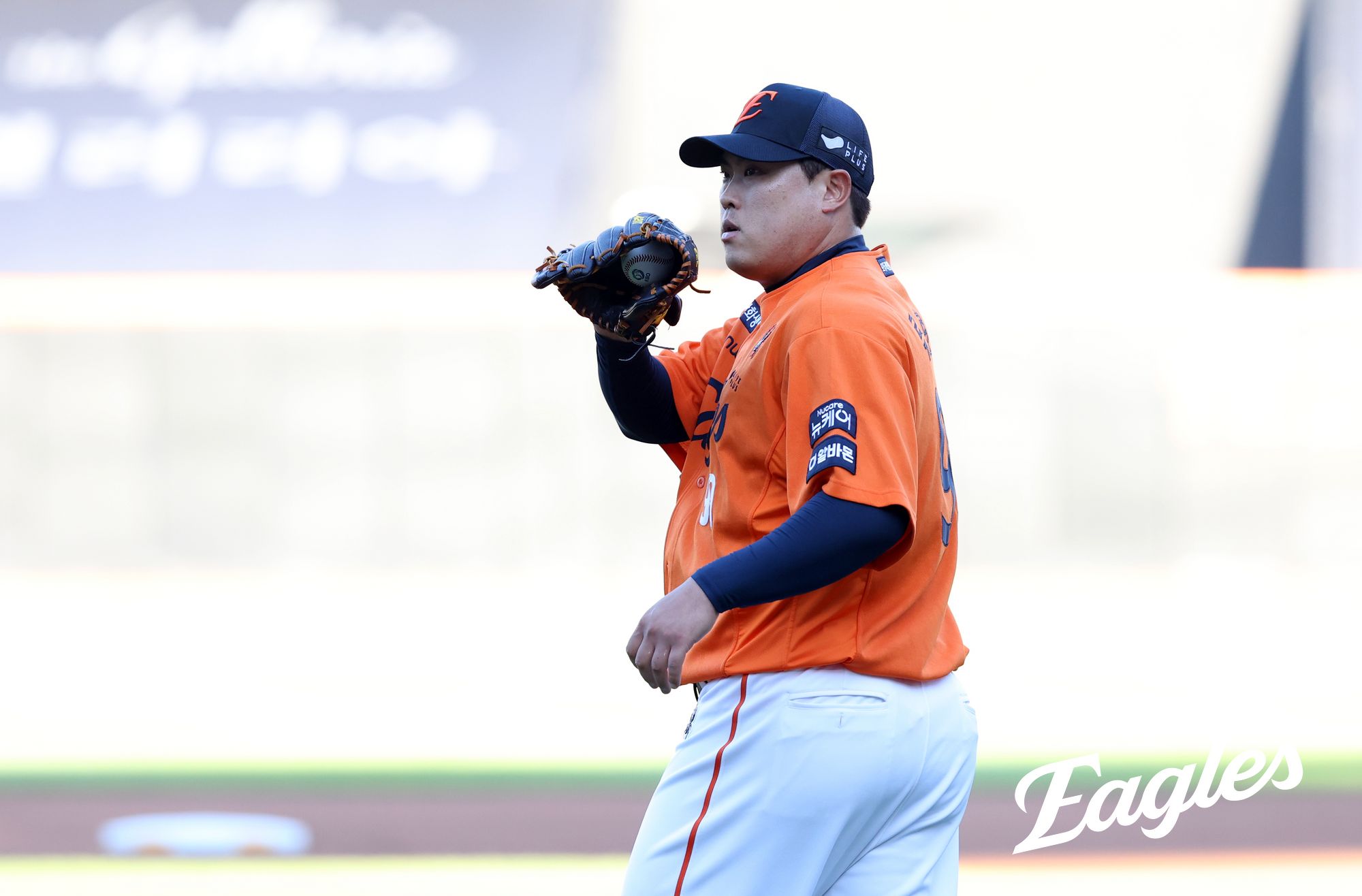 한화 이글스 투수 류현진이 26일 대전 한화생명 볼파크에서 열린 2025 신한 SOL Bank KBO리그 SSG 랜더스와의 홈경기에서 1이닝 4피안타 2볼넷 5실점 난조를 보이고 조기강판됐다. 2006년 KBO리그 데뷔 이후 선발 등판한 경기 중 개인 최소 이닝 기록이다. 엑스포츠뉴스DB