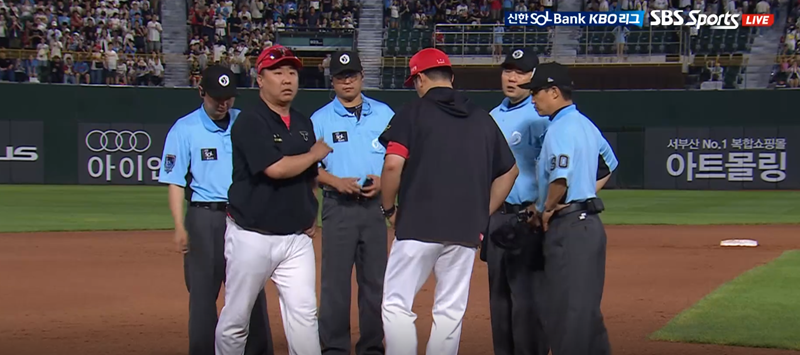 이범호(왼쪽) KIA 타이거즈 감독이 26일 부산 사직야구장에서 열린 2025 신한 SOL Bank KBO리그 롯데 자이언츠와의 팀 간 11차전에서 6회말 수비 중 주루 방해 판정에 항의하다 퇴장 조치됐다. 사진 티빙 중계화면 캡처