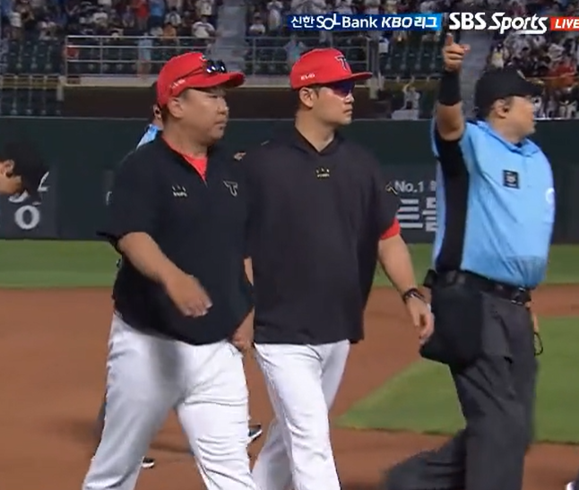 이범호(왼쪽) KIA 타이거즈 감독이 26일 부산 사직야구장에서 열린 2025 신한 SOL Bank KBO리그 롯데 자이언츠와의 팀 간 11차전에서 6회말 수비 중 주루 방해 판정에 항의하다 퇴장 조치됐다. SBS스포츠 중계화면 캡처