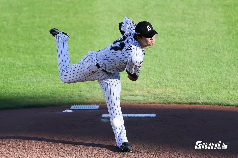 롯데 자이언츠 우완 파이어볼러 유망주 이민석이 26일 부산 사직야구장에서 열린 2025 신한 SOL Bank KBO리그 KIA 타이거즈와의 팀 간 11차전에 선발등판, 4이닝 3실점을 기록했다. 사진 롯데 자이언츠