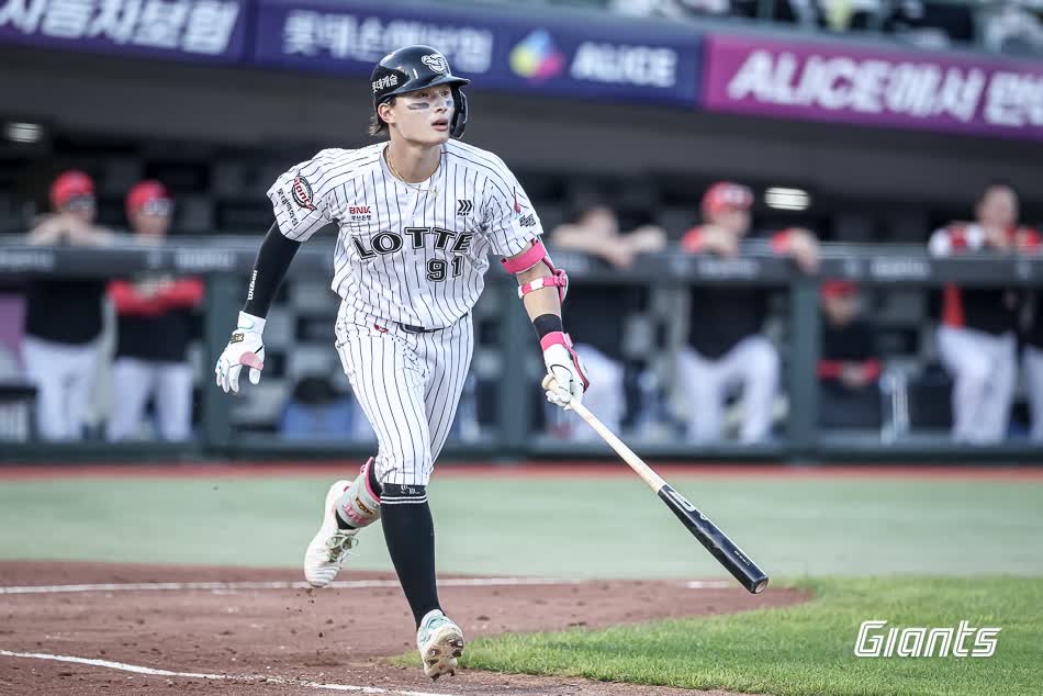 롯데 자이언츠 외야수 윤동희가 26일 부산 사직야구장에서 열린 2025 신한 SOL Bank KBO리그 KIA 타이거즈와의 팀 간 11차전에서 3안타 3타점을 기록, 팀 4연승에 힘을 보탰다. 사진 롯데 자이언츠