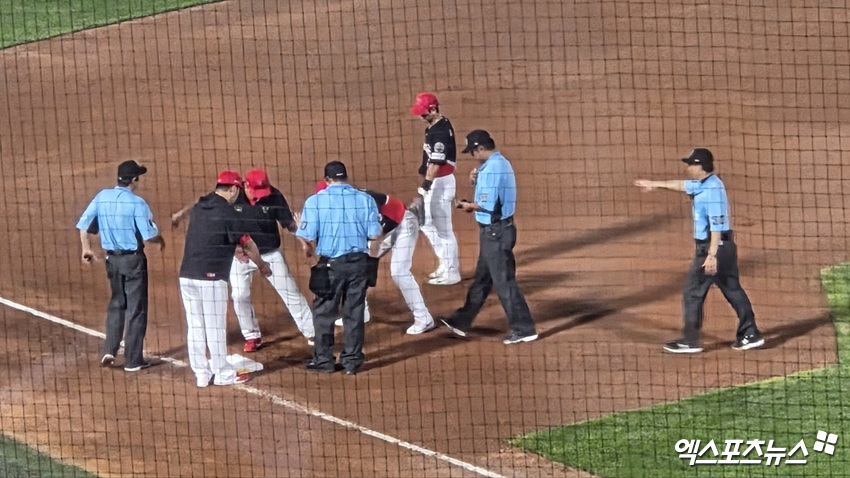 이범호 KIA 타이거즈 감독이 26일 부산 사직야구장에서 열린 2025 신한 SOL Bank KBO리그 롯데 자이언츠와의 팀 간 11차전에서 6회말 비디오 판독 결과에 항의, 규정에 따라 퇴장 당했다. 사진 엑스포츠뉴스