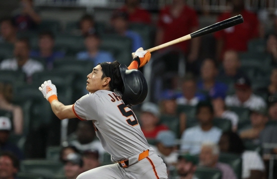 샌프란시스코 자이언츠 외야수 이정후는 26일 미국 캘리포니아주 샌프란시스코의 오라클파크에서 열린 2025 MLB 뉴욕 메츠와의 홈 경기에 7번 타자 중견수로 선발 출전, 4타수 2안타를 쳤다. 현지 중계진은 이날 그의 밀어치기 2루타를 두고 '스윙이 스즈키 이치로 같다'며 칭찬했다. 연합뉴스