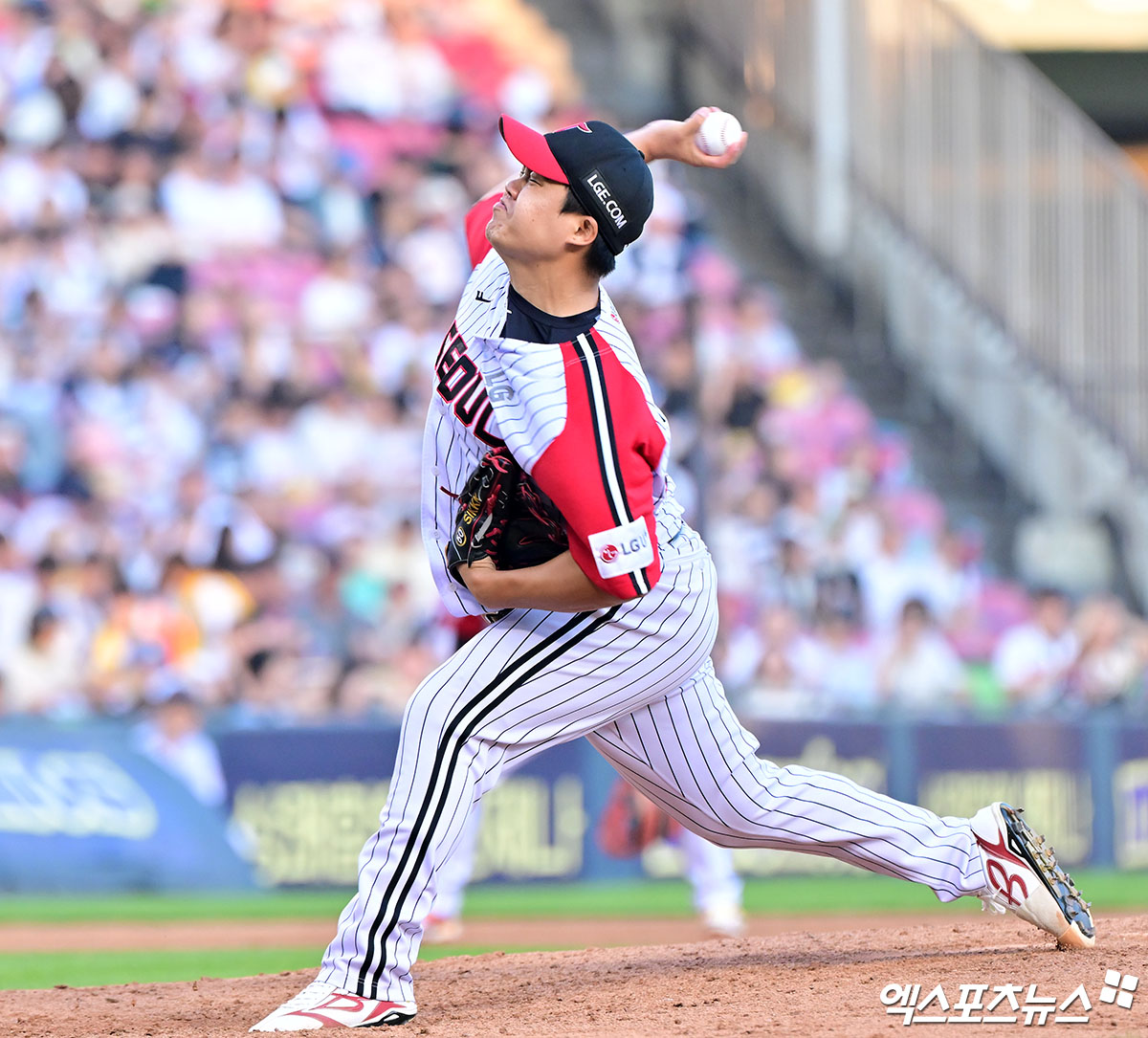 22일 오후 서울 송파구 잠실야구장에서 열린 '2025 신한 SOL Bank KBO리그' 두산 베어스와 LG 트윈스의 경기, 7회초 LG 장현식이 공을 힘차게 던지고 있다. 엑스포츠뉴스 DB