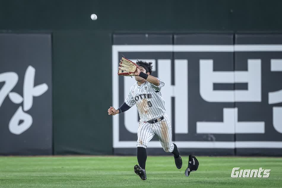 롯데 자이언츠 외야수 황성빈이 26일 부산 사직야구장에서 열린 2025 신한 SOL Bank KBO리그 KIA 타이거즈와의 팀 간 11차전에 1번타자 겸 중견수로 선발출전, 2안타 1볼넷으로 3출루를 기록하며 팀 4연승에 힘을 보탰다. 사진 롯데 자이언츠