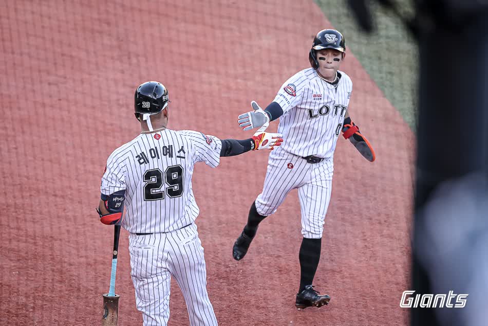 롯데 자이언츠 외야수 황성빈(오른쪽)이 26일 부산 사직야구장에서 열린 2025 신한 SOL Bank KBO리그 KIA 타이거즈와의 팀 간 11차전에 1번타자 겸 중견수로 선발출전, 2안타 1볼넷으로 3출루를 기록하며 팀 4연승에 힘을 보탰다. 사진 롯데 자이언츠
