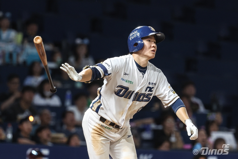 NC 다이노스 주장 내야수 박민우가 26일 창원 키움전에서 9회말 개인 첫 끝내기 홈런을 쏘아 올렸다. NC 다이노스