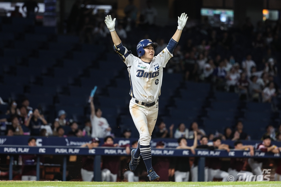 NC 다이노스 주장 내야수 박민우가 26일 창원 키움전에서 9회말 개인 첫 끝내기 홈런을 쏘아 올렸다. NC 다이노스