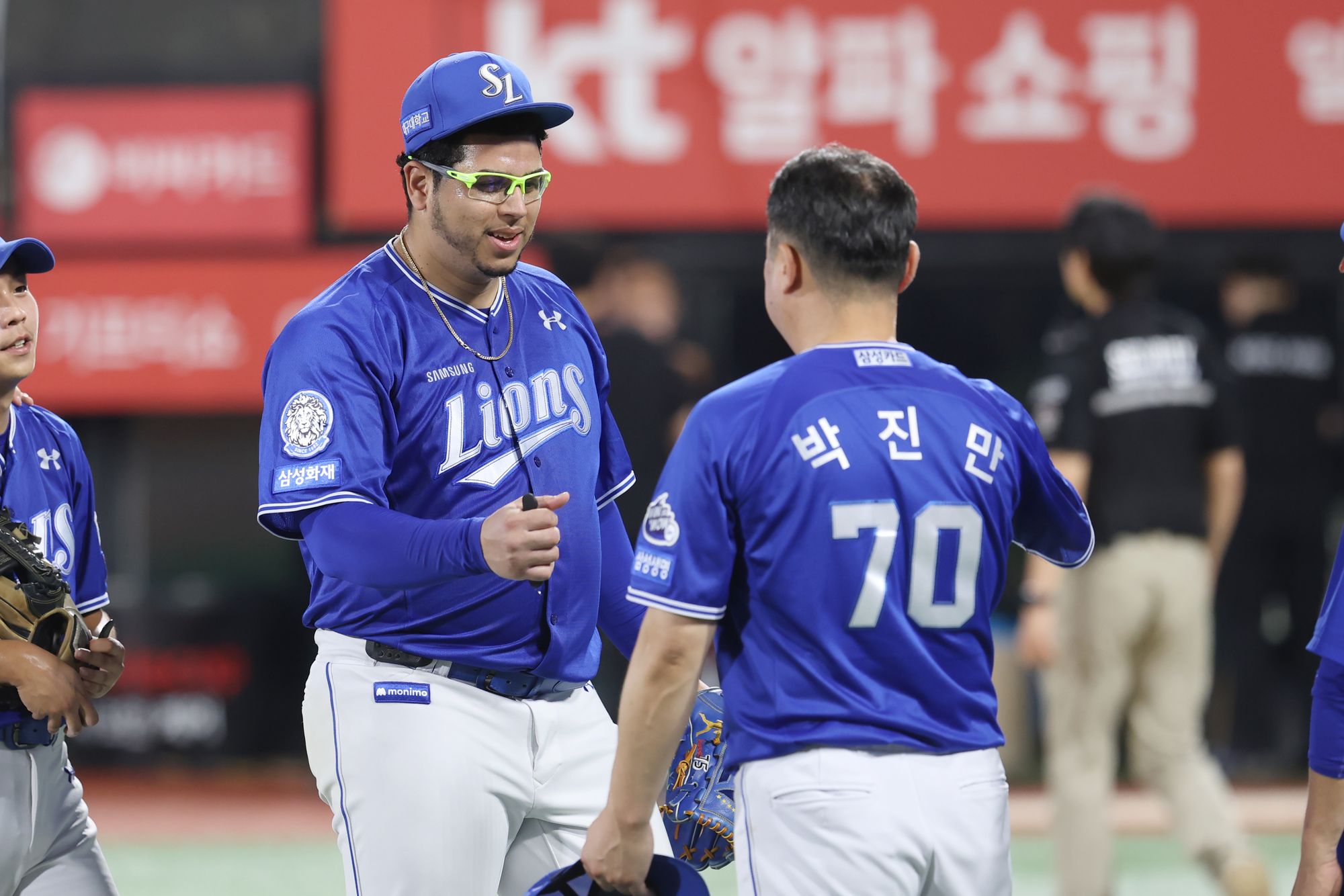 박진만 삼성 라이온즈 감독이 지난 26일 수원 KT위즈파크에서 열린 KT 위즈와의 원정 경기 뒤 완봉승을 챙긴 외국인 에이스 아리엘 후라도와 하이파이브하고 있다. 삼성 라이온즈