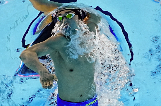 한국 수영 중장거리 간판 김우민(강원도청)이 국제수영연맹(World Aquatics) 세계수영선수권대회 남자 자유형 400m에서 동메달을 따냈다. 김우민은 27일 싱가포르 칼랑의 세계수영선수권대회 아레나에서 열린 2025 국제수영연맹 싱가포르 세계수영선수권대회 남자 자유형 400m 결승에서 3분42초60의 기록으로 터치패드를 찍었다. 독일의 루카스 메르텐스, 호주의 새뮈얼 쇼트에 이어 3위로 들어왔다. 메르텐스에 불과 0.25초 차 뒤질 만큼 좋은 레이스였다. 김우민은 지난해 도하 대회(남자 자유형 400m 금메달·계영 800m 은메달)에 이어 두 대회 연속 세계선수권대회 입상에 성공하는 쾌거를 달성했다. 싱가포르, 연합뉴스