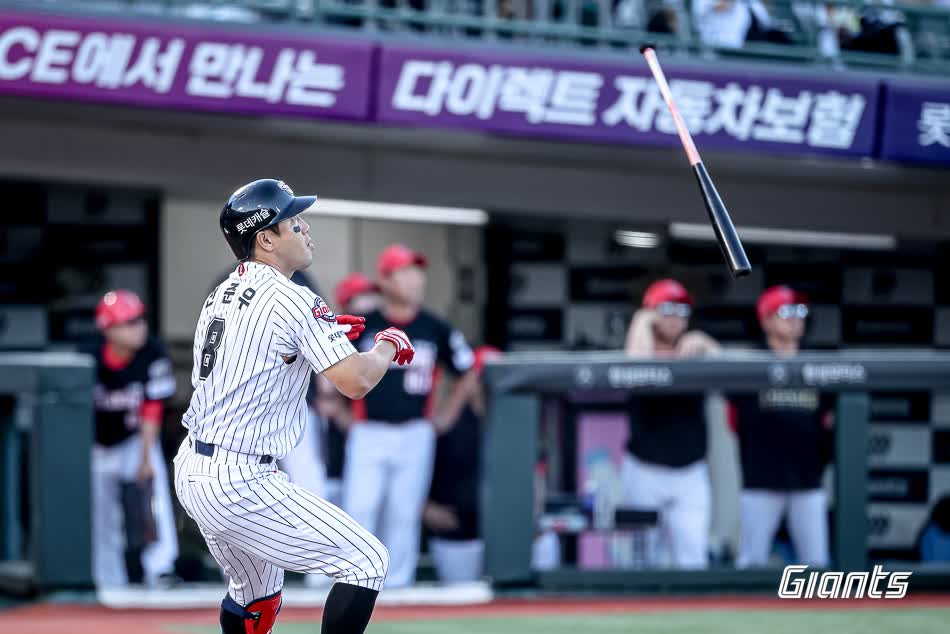 롯데 자이언츠가 캡틴 전준우의 활약을 앞세워 27일 부산 사직야구장에서 열린 2025 신한 SOL Bank KBO리그 KIA 타이거즈와의 팀 간 12차전에서 이겼다. 사진 롯데 자이언츠