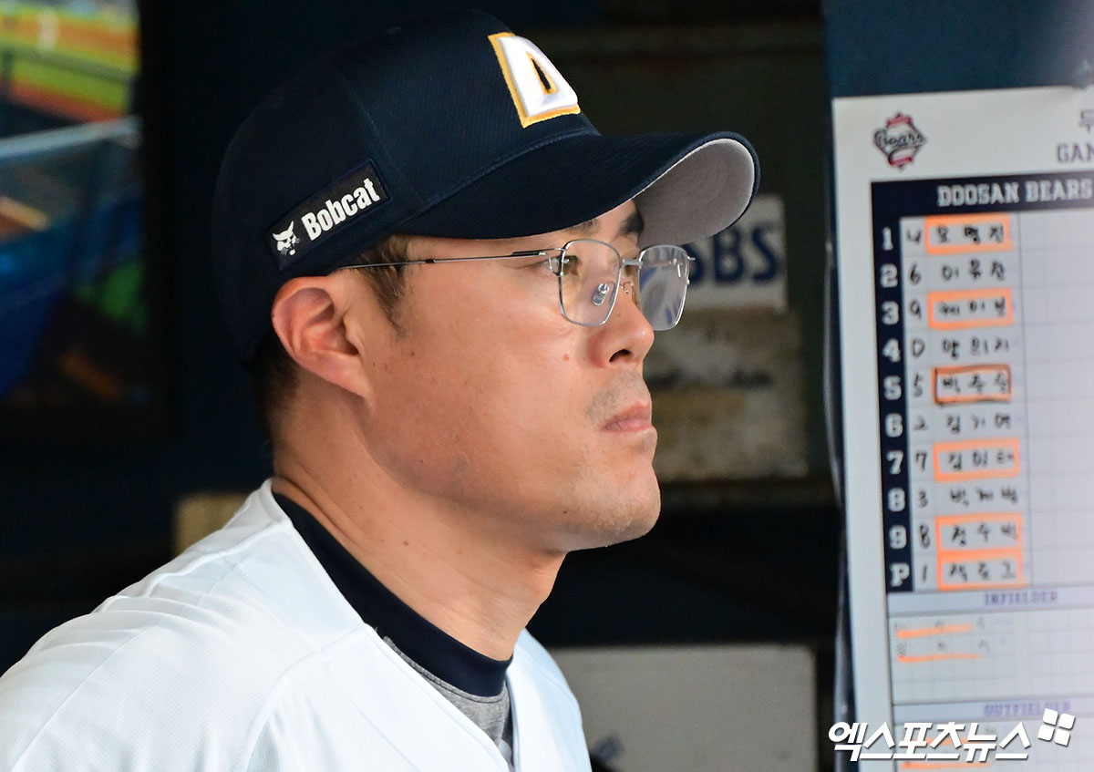 27일 오후 서울 송파구 잠실야구장에서 열린 '2025 신한 SOL Bank KBO리그' LG 트윈스와 두산 베어스의 경기, 두산 조성환 감독대행이 경기를 지켜보고 있다. 엑스포츠뉴스 DB