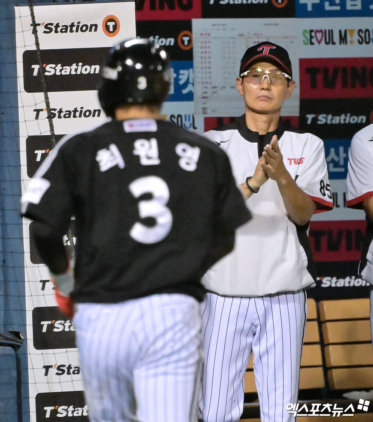 27일 오후 서울 송파구 잠실야구장에서 열린 '2025 신한 SOL Bank KBO리그' LG 트윈스와 두산 베어스의 경기, 7회초 1사 3루 LG 염경엽 감독이 신민재의 1타점 희생플라이때 득점에 성공한 최원영에게 박수를 보내고 있다. 잠실, 김한준 기자