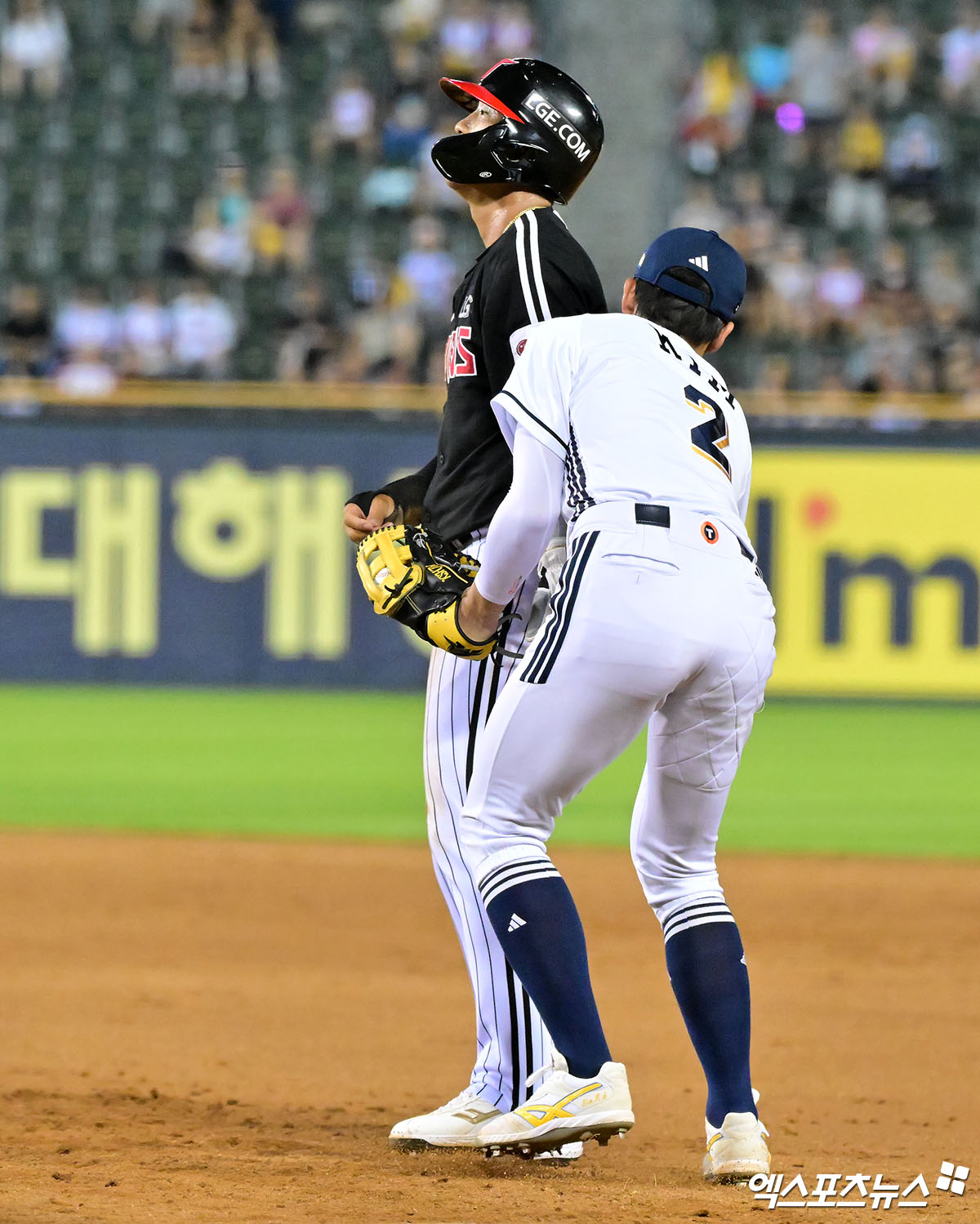 27일 오후 서울 송파구 잠실야구장에서 열린 '2025 신한 SOL Bank KBO리그' LG 트윈스와 두산 베어스의 경기, 8회초 무사 1루 LG 송찬의가 견제에 걸려 태그아웃을 당하고 있다. 잠실, 김한준 기자