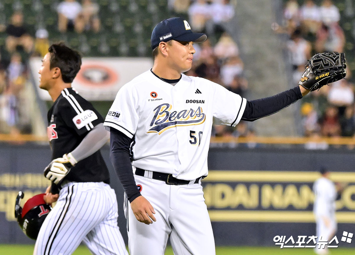 27일 오후 서울 송파구 잠실야구장에서 열린 '2025 신한 SOL Bank KBO리그' LG 트윈스와 두산 베어스의 경기, 8회초 무사 1루 LG 송찬의가 견제에 걸려 태그아웃을 당하고 있다. 잠실, 김한준 기자