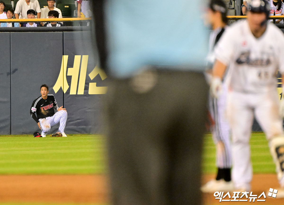 27일 오후 서울 송파구 잠실야구장에서 열린 '2025 신한 SOL Bank KBO리그' LG 트윈스와 두산 베어스의 경기, 8회말 LG 송찬의가 두산 김기연의 타구를 놓친 후 아쉬워하고 있다. 잠실, 김한준 기자