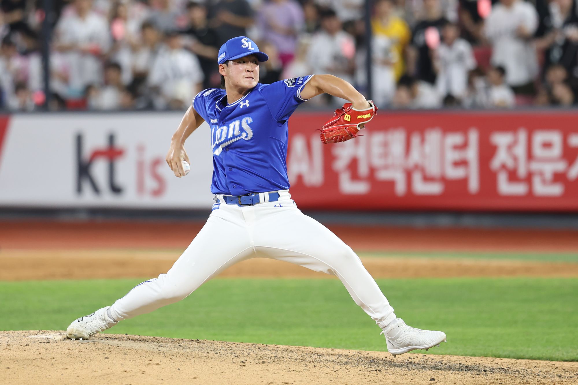 삼성 라이온즈 마무리투수 이호성이 27일 수원 KT 위즈전에 구원 등판해 투구하고 있다. 삼성 라이온즈