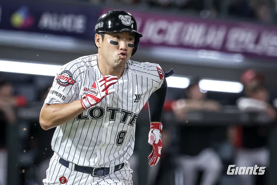 롯데 자이언츠 캡틴 전준우가 27일 부산 사직야구장에서 열린 2025 신한 SOL Bank KBO리그 KIA 타이거즈와의 팀 간 12차전에서 결승타 포함 4안타를 기록, 팀 5연승을 견인했다. 사진 롯데 자이언츠